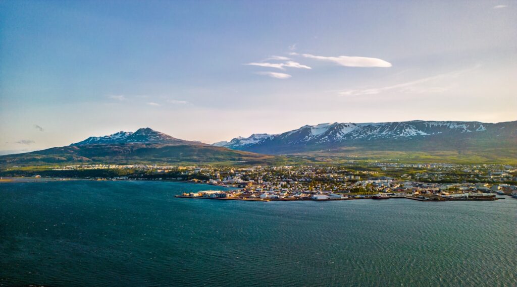 Eine Luftaufnahme einer Stadt und eines Gewässers