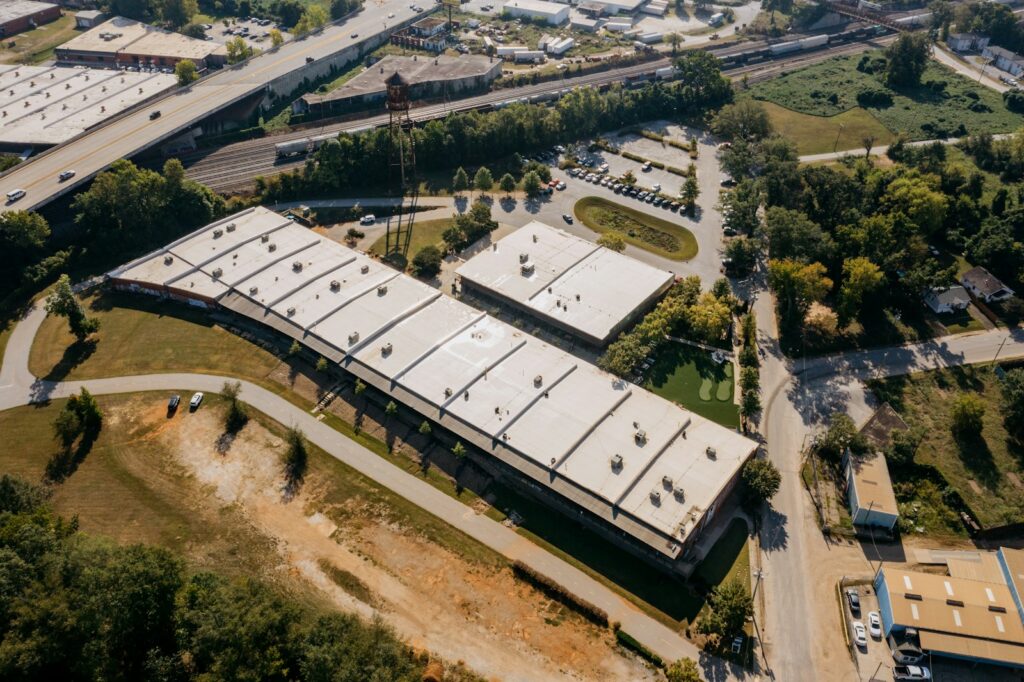 Luftaufnahme eines modernen Bürogebäudekomplexes